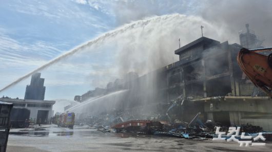 18일 오전 11시쯤 소방당국이 금호타이어 광주공장 화재를 진압하고 있다. 한아름 기자