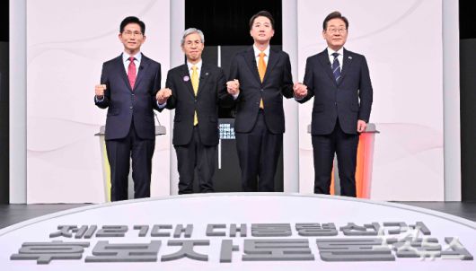 18일 서울 마포구 SBS프리즘타워에서 열린 중앙선거방송토론위원회 주관 제21대 대통령선거 후보자토론회에서 각 정당 대선 후보들이 선전을 다짐하고 있다. 왼쪽부터 국민의힘 김문수, 민주노동당 권영국, 개혁신당 이준석, 더불어민주당 이재명 대선후보. 국회사진취재단