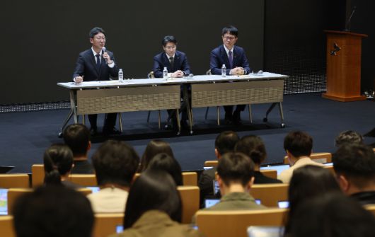 류정환 SKT 네트워크 인프라 센터장(왼쪽부터), 임봉호 SKT MNO 사업부장, 김희섭 SKT 커뮤니케이션 센터장이 지난 7일 서울 중구 SK텔레콤 T타워에서 SK텔레콤의 해킹 사고와 관련해 취재진 질문에 답하고 있다. 연합뉴스