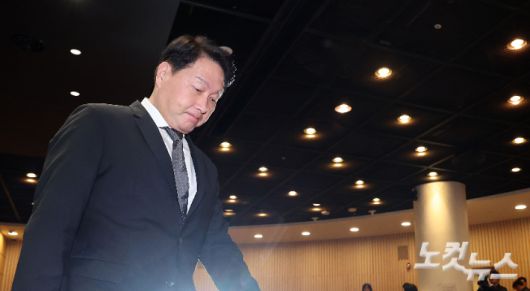 최태원 SK그룹 회장이 지난 7일 오전 서울 중구 SK텔레콤 T타워 SUPEX홀에서 SK텔레콤의 해킹 사고와 관련해 대국민 사과 후 이동하고 있다. 류영주 기자