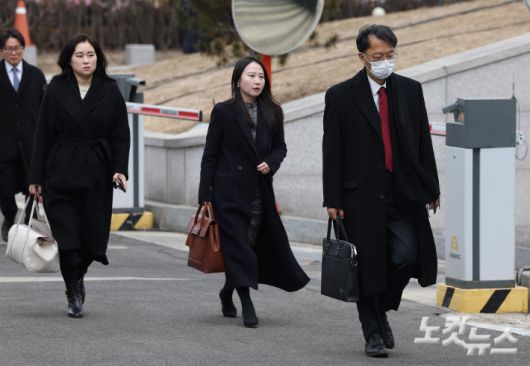 윤석열 대통령 변호인단 차기환, 김계리 변호사(맨 좌측)가 2월 25일 오후 서울 종로구 헌법재판소에서 열린 대통령 탄핵심판 최종 변론에 참석하고 있다. 사진공동취재단