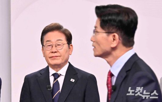 김문수 국민의힘 대선후보가 18일 서울 마포구 SBS프리즘타워에서 열린 중앙선거방송토론위원회 주관 제21대 대통령선거 후보자토론회에 참석하고 있다. 왼쪽은 이재명 더불어민주당 대선후보. 국회사진취재단