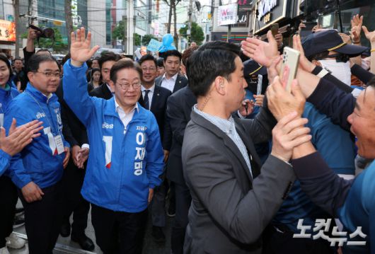 이재명 더불어민주당 대선 후보가  14일 오후 경남 거제시 고현로에 마련된 유세장으로 이동하고 있다. 거제=류영주 기자