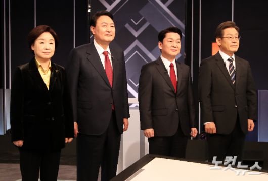 지난 2022년 3월 서울 여의도 KBS에서 열린 중앙선거방송토론위원회 주관 제20대 대선 제3차 초청후보자 토론회에서 각 당 후보들이 토론회 시작에 앞서 기념촬영을 하고 있다. 왼쪽부터 심상정 당시 정의당 후보, 윤석열 국민의힘 후보, 안철수 국민의당 후보, 이재명 더불어민주당 후보. 윤창원 기자