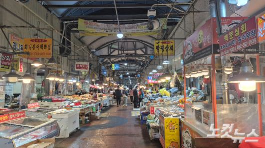 16일 오전 10시 30분쯤 광주 서구 양동시장에는 상인들과 시민들의 목소리로 활기가 넘쳤다. 한아름 기자
