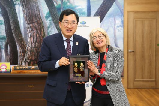 경주 APEC 정상회의를 앞두고 에밀리아 가토 주한 이탈리아대사가 경주시를 찾아 주낙영 시장과 환담을 나눈 뒤 기념 촬영을 하고 있다. 경주시 제공