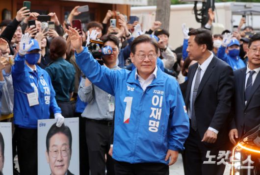 이재명 더불어민주당 대선 후보가  14일 PK지역에 마련된 유세장으로 이동하며 시민들에게 인사하고 있다.류영주 기자