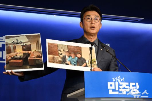 노종면 더불어민주당 선거대책위원회 대변인이 19일 오후 서울 여의도 중앙당사에서 '지귀연 판사 룸살롱 접대 의혹' 관련 사진을 공개하고 있다. 윤창원 기자