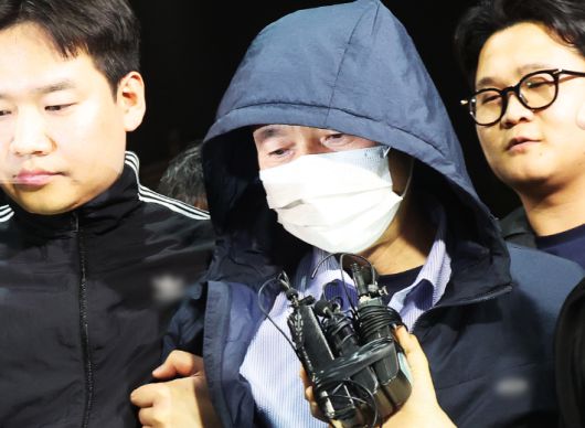 시흥 흉기사건의 용의자인 차철남이 19일 경찰에 긴급체포돼 경기 시흥경찰서로 압송되고 있다. 연합뉴스