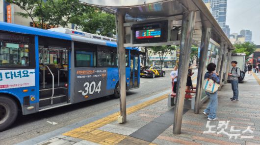 출근길에 나선 대구 시민들. 정진원 기자