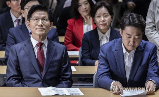 (서울=연합뉴스) 황광모 기자 = 국민의힘 김문수 대선후보와 개혁신당 이준석 대선후보가 19일 서울 중구 서울시청에서 열린 '약자와 동행하는 서울 토론회'에 참석해 오세훈 서울시장의 환영사를 듣고 있다. 2025.5.19 hkmpooh@yna.co.kr 연합뉴스