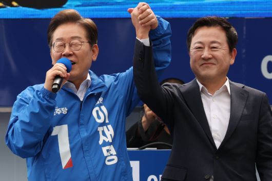 왼쪽부터 이재명 후보, 김용남 전 의원. 연합뉴스