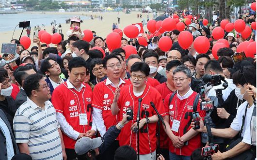 한동훈 전 국민의힘 대표가 20일 오후 부산 수영구 광안리해수욕장을 찾아 취재진 질문에 답하고 있다. 연합뉴스