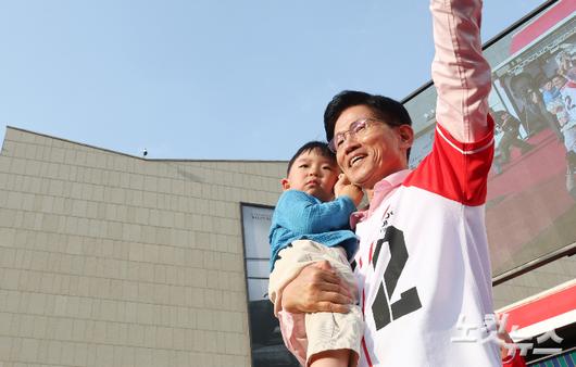 김문수 국민의힘 대선후보가 20일 오후 경기 하남시 스타필드 하남 앞에 마련된 유세 현장으로 이동하며 한 어린이를 안고 단상으로 향하고 있다. 황진환 기자