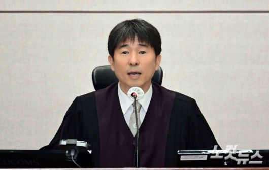 지귀연 부장판사가 21일 오전 서울 서초구 서울중앙지법 417호 법정에서 열린 윤석열 전 대통령의 내란 우두머리 혐의 재판을 하기 전 언론 공개에 대한 발언을 하고 있다. 사진공동취재단