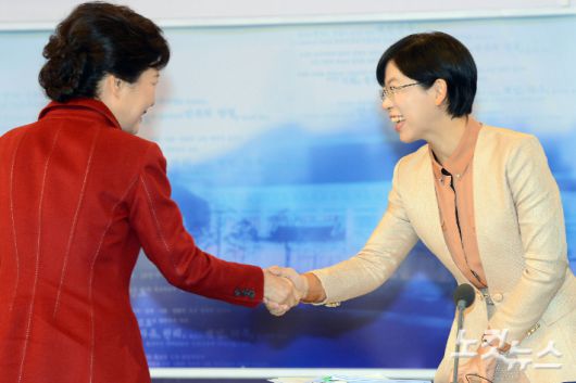 제18대 대통령선거를 앞두고 진행된 2차 TV토론에 앞서 박근혜 새누리당 대선 후보와 이정희 통합진보당 대선 후보가 인사를 나누고 있다. 사진공동취재단