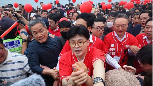 한동훈 전 국민의힘 대표가 20일 오후 부산 수영구 광안리해수욕장을 찾아 지지들과 인사를 나누고 있다. 연합뉴스