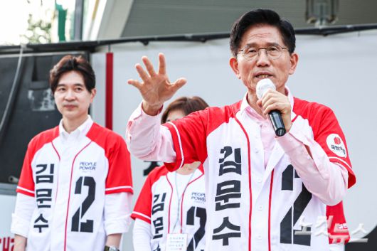 김문수 국민의힘 대선후보가 20일 오후 서울 강동구 광진교 남단사거리 앞에서 열린 강동을 새롭게 유세에서 지지를 호소하고 있다. 황진환 기자