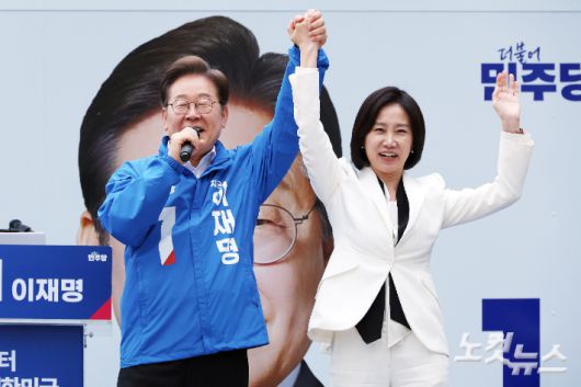 이재명 더불어민주당 대선 후보가 19일 서울 영등포구 타임스퀘어 광장에서 열린 선거유세에서 이준석 개혁신당 대선 후보와의 갈등 끝에 탈당해 이재명 후보의 지지를 선언한 허은아 개혁신당 전 대표와 손을 맞잡고 있다. 윤창원 기자