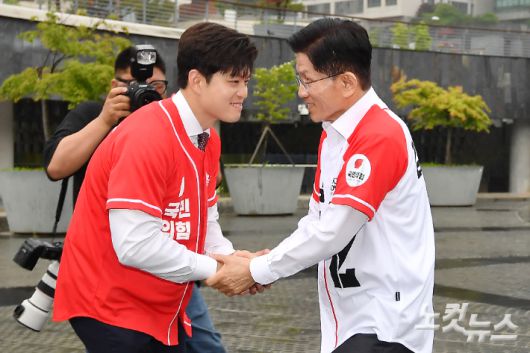 왼쪽부터 김용대 비대위원장, 김문수 후보. 윤창원 기자