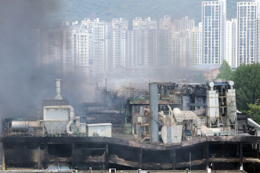 금호타이어 광주공장 화재 발생 이틀째였던 18일 광주 광산구 소촌동 일대 도심이 검은 연기로 뒤덮여있다. 연합뉴스