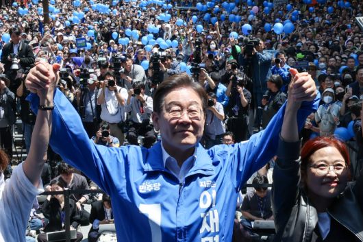 더불어민주당 이재명 대선 후보가 14일 부산 부산진구 서면 젊음의 거리에서 열린 유세에서 연설에 앞서 인사하고 있다. 연합뉴스