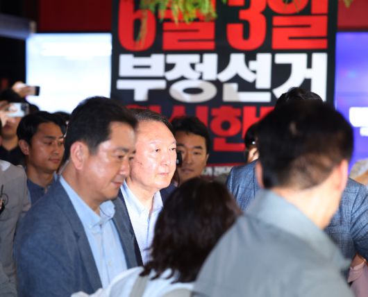 윤석열 전 대통령이 21일 서울 메가박스 동대문에서 다큐멘터리 영화 '부정선거, 신의 작품인가'를 관람하고 영화관을 나서고 있다. 연합뉴스