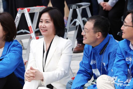 국민의힘을 탈당해 더불어민주당에 입당한 김상욱 의원과 이준석 개혁신당 대선 후보와의 갈등 끝에 탈당한 허은아 개혁신당 전 대표가 19일 오후 서울 영등포구 타임스퀘어 광장에서 열린 이재명 더불어민주당 대선 후보 선거유세에서 이 후보의 연설을 듣고 있다. 윤창원 기자