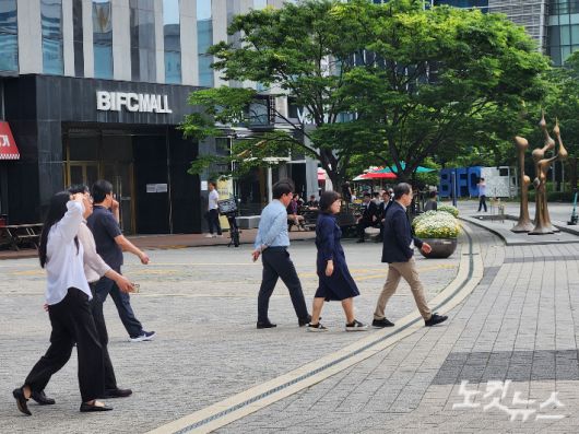 산업은행 이전 부지가 마련된 부산국제금융센터(BIFC) 인근에서 시민들이 걷고 있다. 정혜린 기자