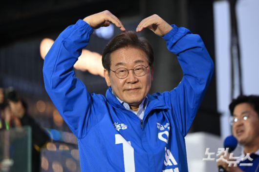 이재명 더불어민주당 대선후보가 20일 경기도 김포 구래역 일대에 설치된 유세차량에서 시민들을 향해 인사하고 있다. 김포=류영주 기자