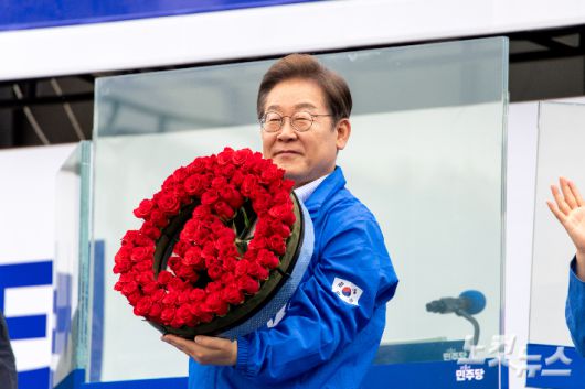 이재명 더불어민주당 대선 후보가 20일 오후 경기도 고양시 일산문화공원에서 열린 선거유세에서 선거도장 마크 모양의 꽃다발을 선물 받고 있다. 윤창원 기자