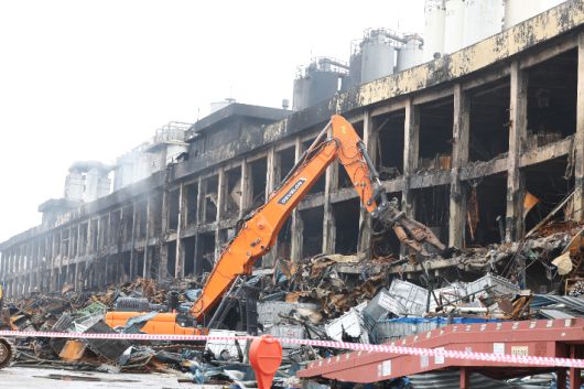 20일 오전 광주 광산구 금호타이어 광주공장에서 불이 난 건물을 철거하기 위해 잔해 정리 작업이 이뤄지고 있다. 연합뉴스