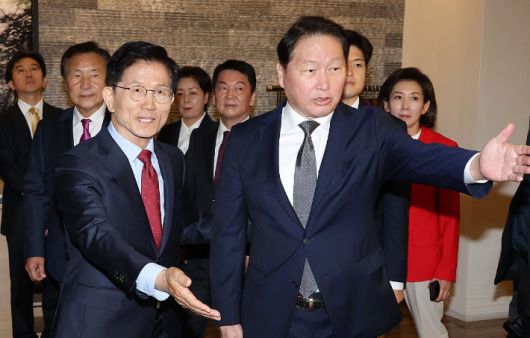 김문수 국민의힘 대통령 후보와 최태원 대한상의 회장이 22일 서울 중구 대한상공회의소에서 열린 경제 5단체장 간담회에 참석하고 있다. 연합뉴스