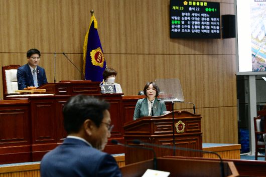 이귀순 광주광역시의원이 광주광역시의회 본회의에서 시정 현안에 대해 강기정 시장에게 질의하고 있다. 광주광역시의회 제공