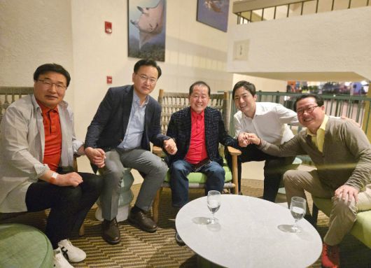 홍준표 전 시장 만난 국민의힘 '하와이 특사단'     (서울=연합뉴스) 홍준표 전 대구시장의 선대위 합류를 설득하기 위해 지난 19일 미국 하와이를 방문한 국민의힘 대선 선대위 유상범 단일화추진본부장, 김대식 대외협력본부장, 조광한 대외협력부본부장, 이성배 선대위 대변인이 홍 전 시장(가운데)과 손잡고 기념 촬영을 하고 있다. 2025.5.21 [이성배 대변인 제공. 재판매 및 DB금지]     photo@yna.co.kr (끝)   <저작권자(c) 연합뉴스, 무단 전재-재배포, AI 학습 및 활용 금지> 연합뉴스