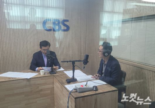 왼쪽부터 윤건영 충북교육감, 김종현 앵커. 충북CBS