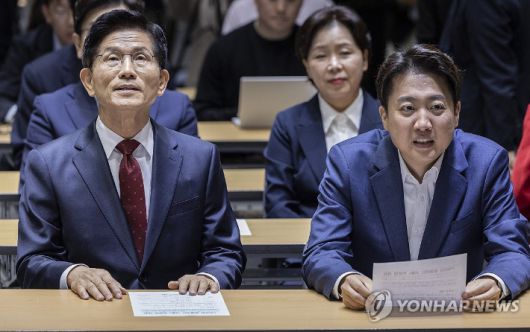 국민의힘 김문수 대선후보와 개혁신당 이준석 대선후보가 5월 19일 서울 중구 서울시청에서 열린 '약자와 동행하는 서울 토론회'에 참석해 오세훈 서울시장의 환영사를 듣고 있다. [연합뉴스 자료사진] 연합뉴스