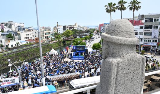 더불어민주당 이재명 대선 후보가 22일 오전 제주시 동문로터리에서 유세를 하고 있다. 연합뉴스