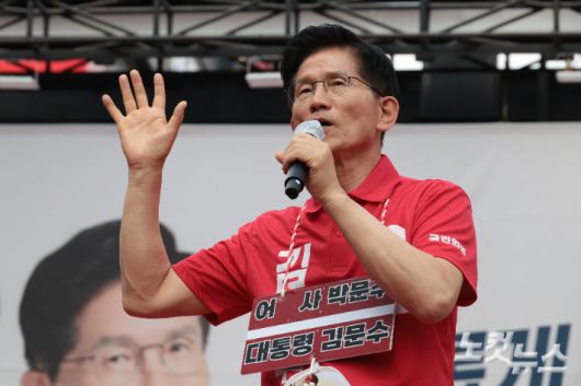 김문수 국민의힘 대선 후보가 22 오후 경기 광명시 철산로데오거리에서 열린 "내일은 더 밝을" 광명시 유세에서 지지를 호소하고 있다. 황진환 기자