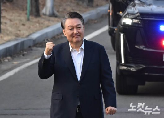 지난 3월 8일 법원의 구속 취소 결정에 검찰이 항고를 포기하면서 석방된 윤석열 대통령이 경기 의왕 서울구치소에서 나와 지지자들에게 인사를 하고 있다. 의왕=황진환 기자