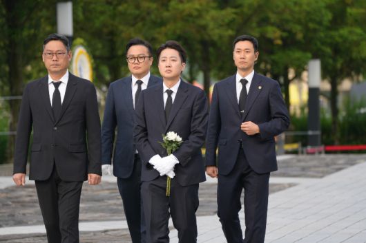 개혁신당 이준석 대선 후보가 23일 경남 김해시 진영읍 봉하마을을 방문해 노무현 전 대통령 묘역을 참배하고 있다. 개혁신당 제공