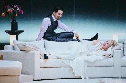 배우 이혜영이 주연으로 나선 헨리크 입센 원작 연극 '헤다 가블러' 공연 장면. 국립극단 제공