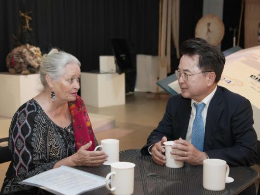 육동한 춘천시장과 캐런 스미스 유니마(UNIMA, 국제인형극연맹) 본부 회장. 춘천시 제공