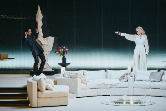 배우 이혜영이 주연으로 나선 헨리크 입센 원작 연극 '헤다 가블러' 공연 장면. 국립극단 제공