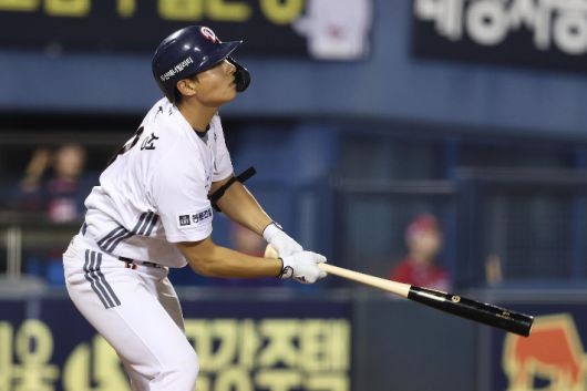 만루포 터뜨린 뒤 타구를 바라보는 임종성. 두산