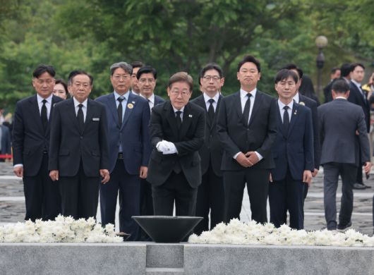 더불어민주당 이재명 대선 후보가 23일 경남 김해시 진영읍 봉하마을을 방문해 노무현 전 대통령 묘역을 참배하고 있다.  연합뉴스