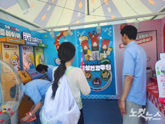 올리브영이 주최한 '2025 올리브영 페스타'가 오는 25일까지 108개 부스가 참여하는 가운데, 국내 최대 야외 뷰티 행사로 자리 잡았다. 박성은 기자