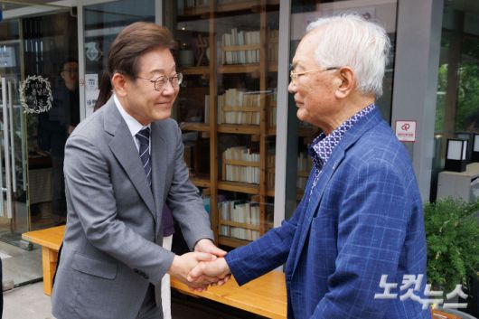 더불어민주당 이재명 대선 후보와 송기인 신부가 22일 오후 경남 양산시 소소서원에서 차담을 마치고 배웅을 하고 있다. 양산=류영주 기자
