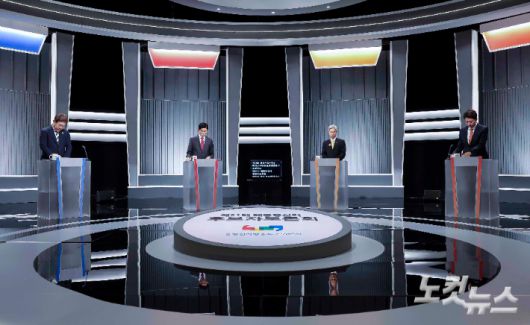 23일 서울 영등포구 여의도 KBS 스튜디오에서 열린 중앙선거방송토론위원회 주관 제21대 대통령선거 후보자 토론회에 앞서 더불어민주당 이재명(왼쪽부터), 국민의힘 김문수, 민주노동당 권영국, 개혁신당 이준석 대선후보가 토론 준비를 하고 있다. 국회사진기자단