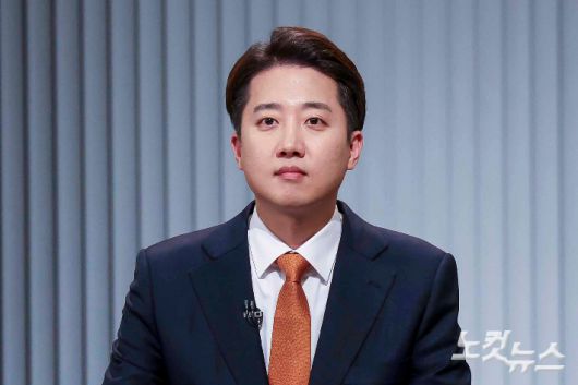 개혁신당 이준석 대선후보가 23일 서울 영등포구 여의도 KBS 스튜디오에서 열린 중앙선거방송토론위원회 주관 제21대 대통령선거 후보자 토론회에 앞서 준비를 하고 있다. 국회사진기자단